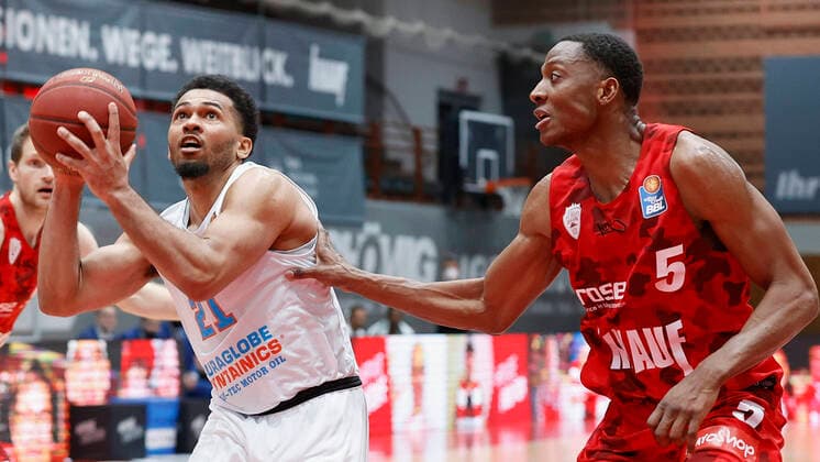 Deutschland, Wuerzburg, s.Oliver Arena, 20.12.2020, emspor, emonline, despor, deonline, s.Oliver Wuerzburg vs. SYNTAINICS MBC, Basketball, BBL Bild: v. li. Quinton Hooker (MBC) und Justin Sears (s.Oliver Wuerzburg) Copyright: HMBxMedia xHeikoxBecker