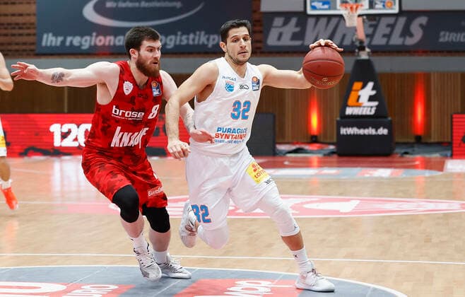 Deutschland, Wuerzburg, s.Oliver Arena, 20.12.2020, emspor, emonline, despor, deonline, s.Oliver Wuerzburg vs. SYNTAINICS MBC, Basketball, BBL Bild: v. li. Tayler Persons (s.Oliver Wuerzburg) und Roko Rogic (MBC) Copyright: HMBxMedia xHeikoxBecker