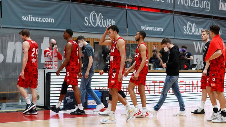 Deutschland, Wuerzburg, s.Oliver Arena, 20.12.2020, emspor, emonline, despor, deonline, s.Oliver Wuerzburg vs. SYNTAINICS MBC, Basketball, BBL Bild: v. li. Enttaeuschung ueber die Niederlage bei Florian Koch (s.Oliver Wuerzburg), Justin Sears (s.Oliver Wuerzburg), Julius Boehmer (s.Oliver Wuerzburg), Tyson Ward (s.Oliver Wuerzburg), Cameron Hunt (s.Oliver Wuerzburg), Jonas Weitzel (s.Oliver Wuerzburg) und Joshua Obiesie (s.Oliver Wuerzburg) Copyright: HMBxMedia xHeikoxBecker