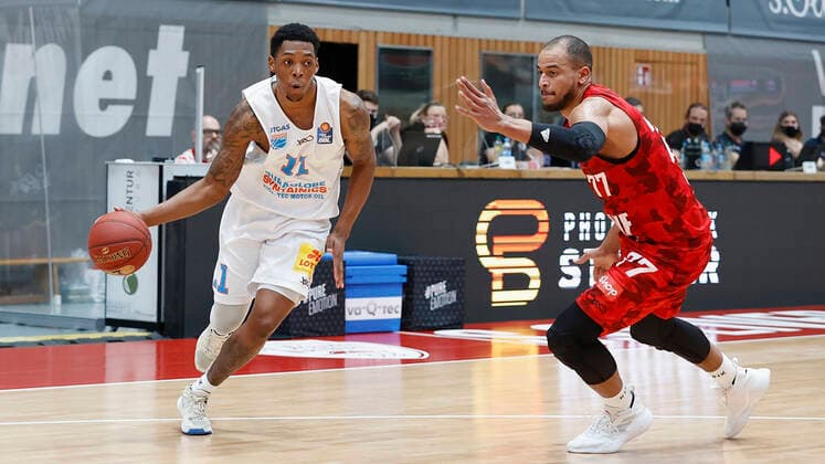 Deutschland, Wuerzburg, s.Oliver Arena, 20.12.2020, emspor, emonline, despor, deonline, s.Oliver Wuerzburg vs. SYNTAINICS MBC, Basketball, BBL Bild: v. li. Kyndahl Hill (MBC) und Alex King (s.Oliver Wuerzburg) Copyright: HMBxMedia xHeikoxBecker