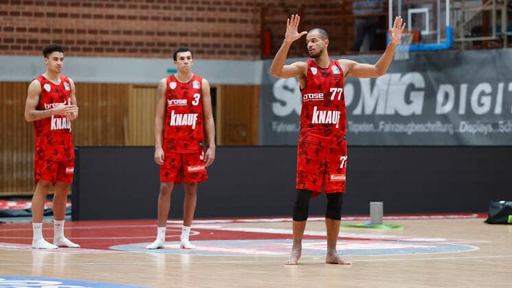 Deutschland, Wuerzburg, s.Oliver Arena, 20.12.2020, emspor, emonline, despor, deonline, s.Oliver Wuerzburg vs. SYNTAINICS MBC, Basketball, BBL Bild: v. li. Joshua Obiesie (s.Oliver Wuerzburg), Tyson Ward (s.Oliver Wuerzburg) und Alex King (s.Oliver Wuerzburg) Copyright: HMBxMedia xHeikoxBecker