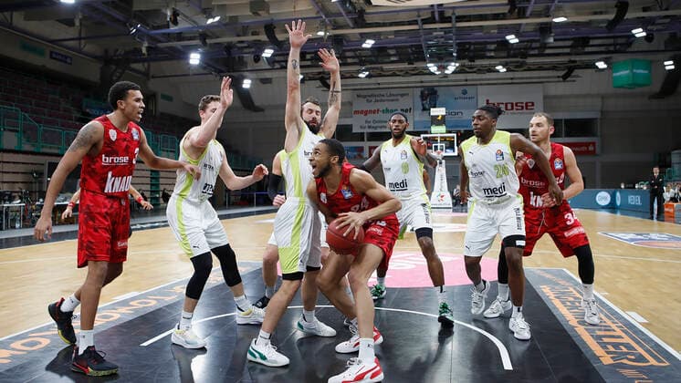 Deutschland, Bayreuth, Oberfrankenhalle, 22.12.2020, emspor, emonline, despor, deonline, medi bayreuth vs. s.Oliver Wuerzburg, Basketball, BBL Bild: v. li. Bastian Doreth (medi bayreuth) und Cameron Hunt (s.Oliver Wuerzburg) Copyright: HMBxMedia xHeikoxBecker