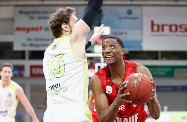 Deutschland, Bayreuth, Oberfrankenhalle, 22.12.2020, emspor, emonline, despor, deonline, medi bayreuth vs. s.Oliver Wuerzburg, Basketball, BBL Bild: v. li. Matthew Tiby (medi bayreuth) und Justin Sears (s.Oliver Wuerzburg) Copyright: HMBxMedia xHeikoxBecker