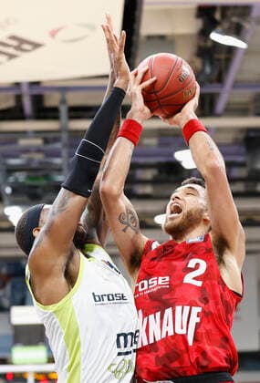 Deutschland, Bayreuth, Oberfrankenhalle, 22.12.2020, emspor, emonline, despor, deonline, medi bayreuth vs. s.Oliver Wuerzburg, Basketball, BBL Bild: v. li. Dererk Pardon (medi bayreuth) und Brekkott Chapman (s.Oliver Wuerzburg) Copyright: HMBxMedia xHeikoxBecker
