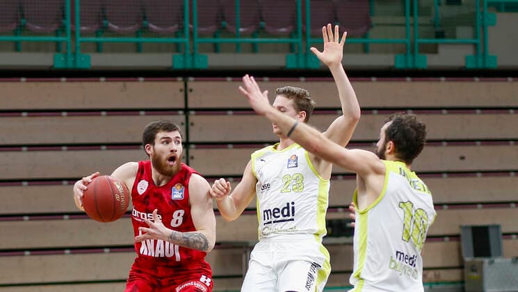 Deutschland , Bayreuth , Oberfrankenhalle , 22.12.2020, emspor, emonline, despor, deonline, medi Bayreuth vs. s.Oliver Wuerzburg, easyCredit BBL, 8. Spieltag Bild: v. l. Tayler Persons (s.Oliver Wuerzburg), David Walker (medi Bayreuth), Bastian Doreth (medi Bayreuth) Copyright: HMBxMedia JulienxBecker