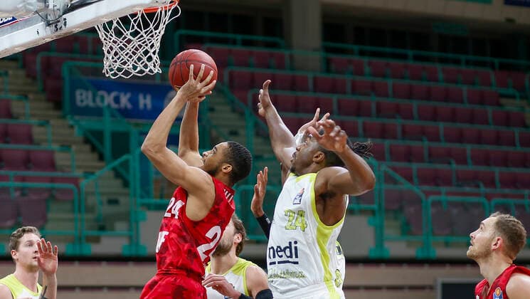 Deutschland , Bayreuth , Oberfrankenhalle , 22.12.2020, emspor, emonline, despor, deonline, medi Bayreuth vs. s.Oliver Wuerzburg, easyCredit BBL, 8. Spieltag Bild: v. l. Andreas Seiferth (medi Bayreuth), Cameron Hunt (s.Oliver Wuerzburg) mit dem Korbleger, Matthew Tiby (medi Bayreuth), Frank Bartley (medi Bayreuth) und Felix Hoffmann (s.Oliver Wuerzburg) Copyright: HMBxMedia JulienxBecker
