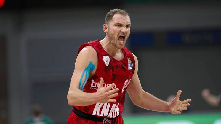 Sport Themen der Woche KW52 Sport Bilder des Tages Deutschland, Bayreuth, Oberfrankenhalle, 22.12.2020, emspor, emonline, despor, deonline, medi bayreuth vs. s.Oliver Wuerzburg, Basketball, BBL Bild: v. li. Jubel bei Felix Hoffmann (s.Oliver Wuerzburg) Copyright: HMBxMedia xHeikoxBecker