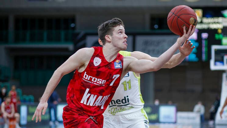 Deutschland , Bayreuth , Oberfrankenhalle , 22.12.2020, emspor, emonline, despor, deonline, medi Bayreuth vs. s.Oliver Wuerzburg, easyCredit BBL, 8. Spieltag Bild: v. l. Nils Haßfurther (s.Oliver Wuerzburg) mit dem Korbleger und Andreas Seiferth (medi Bayreuth) Copyright: HMBxMedia JulienxBecker