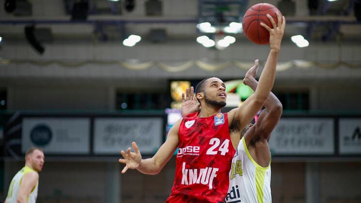 Deutschland , Bayreuth , Oberfrankenhalle , 22.12.2020, emspor, emonline, despor, deonline, medi Bayreuth vs. s.Oliver Wuerzburg, easyCredit BBL, 8. Spieltag Bild: v. l. Cameron Hunt (s.Oliver Wuerzburg) mit dem Korbleger und Frank Bartley (medi Bayreuth) Copyright: HMBxMedia JulienxBecker
