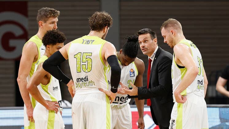 Deutschland, Bayreuth, Oberfrankenhalle, 22.12.2020, emspor, emonline, despor, deonline, medi bayreuth vs. s.Oliver Wuerzburg, Basketball, BBL Bild: v. li. Head Coach Raoul Korner (medi bayreuth) bei einer Auszeit Copyright: HMBxMedia xHeikoxBecker