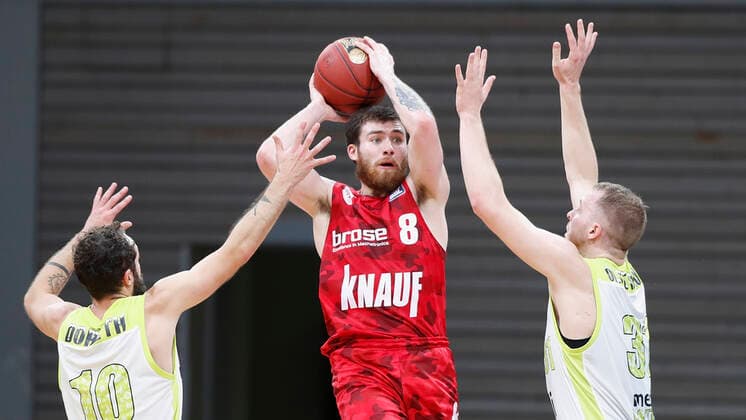 Deutschland, Bayreuth, Oberfrankenhalle, 22.12.2020, emspor, emonline, despor, deonline, medi bayreuth vs. s.Oliver Wuerzburg, Basketball, BBL Bild: v. li. Bastian Doreth (medi bayreuth), Tayler Persons (s.Oliver Wuerzburg) und Osvaldas Olisevicius (medi bayreuth) Copyright: HMBxMedia xHeikoxBecker
