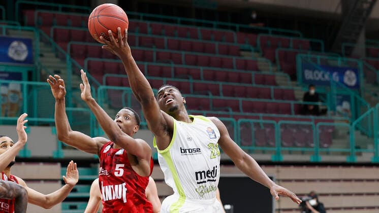 Deutschland, Bayreuth, Oberfrankenhalle, 22.12.2020, emspor, emonline, despor, deonline, medi bayreuth vs. s.Oliver Wuerzburg, Basketball, BBL Bild: v. li. Justin Sears (s.Oliver Wuerzburg) und Frank Bartley (medi bayreuth) Copyright: HMBxMedia xHeikoxBecker