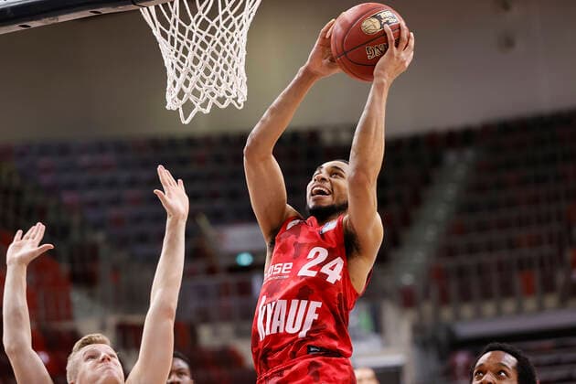 Deutschland, Ludwigsburg, MHPArena, 27.12.2020, emspor, emonline, despor, deonline, MHP RIESEN Ludwigsburg - s.Oliver Wuerzburg, Basketball, BBL Bild: v. li. Jacob Patrick (MHP RIESEN) und Cameron Hunt (s.Oliver Wuerzburg) DFL REGULATIONS PROHIBIT ANY USE OF PHOTOGRAPHS AS IMAGE SEQUENCES AND OR QUASI-VIDEO. Copyright: HMBxMedia xHeikoxBecker