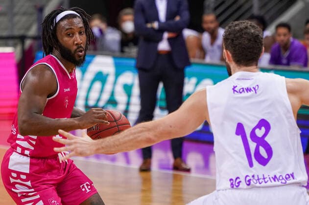 GER, easyCredit BBL, Herren, Telekom Baskets Bonn vs. BG Goettingen 27.12.2020, Telekom Dome, Bonn, GER, easyCredit BBL, Herren, Telekom Baskets Bonn vs. BG Goettingen, im Bild picture shows: Harper Kamp ( Goettingen 18), im Zweikampf gegen Xavier Pollard (Telekom Bonn 2),
