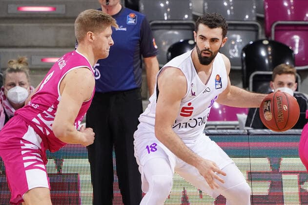 GER, easyCredit BBL, Herren, Telekom Baskets Bonn vs. BG Goettingen 27.12.2020, Telekom Dome, Bonn, GER, easyCredit BBL, Herren, Telekom Baskets Bonn vs. BG Goettingen, im Bild picture shows: Hasrper Kamp ( Goettingen 18), im Zweikampf gegen Benjamin Lischka (Telekom Bonn 8),