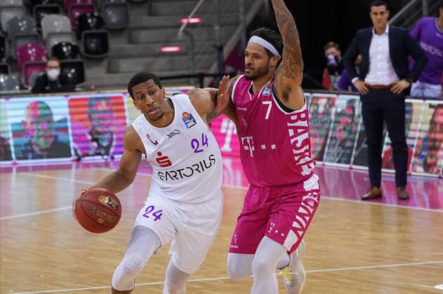 GER, easyCredit BBL, Herren, Telekom Baskets Bonn vs. BG Goettingen 27.12.2020, Telekom Dome, Bonn, GER, easyCredit BBL, Herren, Telekom Baskets Bonn vs. BG Goettingen, im Bild picture shows: Chris Babb (Telekom Bonn 7), im Zweikampf gegen Aubrey Dawkins (Goettingen 24),