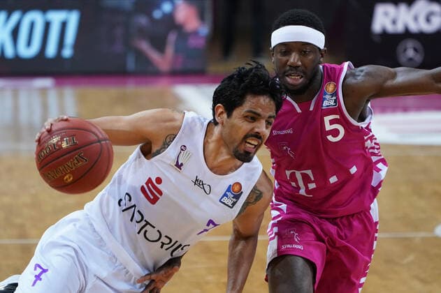 GER, easyCredit BBL, Herren, Telekom Baskets Bonn vs. BG Goettingen 27.12.2020, Telekom Dome, Bonn, GER, easyCredit BBL, Herren, Telekom Baskets Bonn vs. BG Goettingen, im Bild picture shows: Jorge Gutiérrez (Goettingen 7), im Zweikampf gegen Josh Hagins (Telekom Bonn 13),