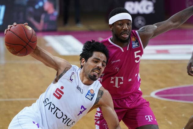 GER, easyCredit BBL, Herren, Telekom Baskets Bonn vs. BG Goettingen 27.12.2020, Telekom Dome, Bonn, GER, easyCredit BBL, Herren, Telekom Baskets Bonn vs. BG Goettingen, im Bild picture shows: Jorge Gutiérrez (Goettingen 7), im Zweikampf gegen Josh Hagins (Telekom Bonn 13),