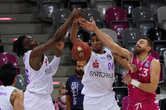 Sport Bilder des Tages GER, easyCredit BBL, Herren, Telekom Baskets Bonn vs. BG Goettingen 27.12.2020, Telekom Dome, Bonn, GER, easyCredit BBL, Herren, Telekom Baskets Bonn vs. BG Goettingen, im Bild picture shows: Aubrey Dawkins (Goettingen 24), Tai Odiase (Goettingen 21), Deividas Gailius (Telekom Bonn 13),