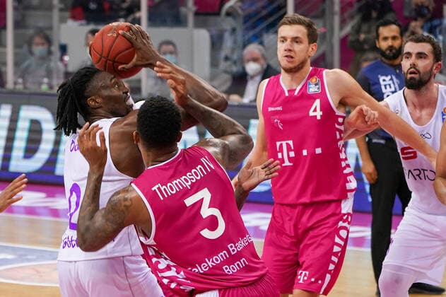 GER, easyCredit BBL, Herren, Telekom Baskets Bonn vs. BG Goettingen 27.12.2020, Telekom Dome, Bonn, GER, easyCredit BBL, Herren, Telekom Baskets Bonn vs. BG Goettingen, im Bild picture shows: Tai Odiase (Goettingen 21), im Zweikampf gegen James Thompson IV (Telekom Bonn 3), Strahinja Micovic (Telekom Bonn 4),