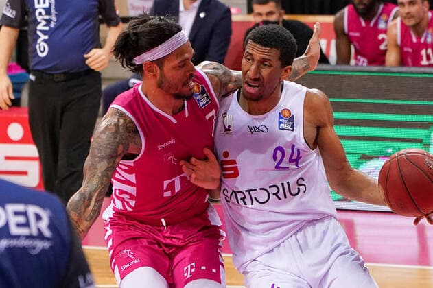 GER, easyCredit BBL, Herren, Telekom Baskets Bonn vs. BG Goettingen 27.12.2020, Telekom Dome, Bonn, GER, easyCredit BBL, Herren, Telekom Baskets Bonn vs. BG Goettingen, im Bild picture shows: Aubrey Dawkins (Goettingen 24), im Zweikampf gegen Chris Babb (Telekom Bonn 7),
