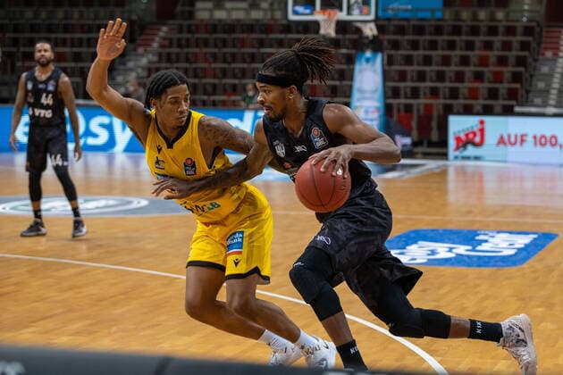 Bryce Taylor (Hamburg Towers, 44) Desi Rodriguez (MHP Riesen Ludwigsburg, 20), Terry Allen (Hamburg Towers, 25)¨¨¨MHP Riesen Ludwigsburg vs. Hamburg Towers, Basketball, Bundesliga, easy credit BBL, Spieltag 11, Spielzeit 2020 2021, 29.12.2020, ¨¨ MHP Riesen Ludwigsburg vs. Hamburg Towers, Basketball, Bundesliga, easy credit BBL, Spieltag 11, Spielzeit 2020 2021, 29.12.2020 Ludwigsburg Copyright: xNinaxSander xEibnerxPressefotoxIx EP_NSR