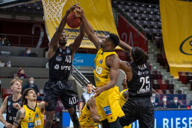 Jordan Swing (Hamburg Towers, 2) Jonah Radebaugh (MHP Riesen Ludwigsburg, 12) Zac Cuthbertson (Hamburg Towers, 40) Yorman Polas Bartolo (MHP Riesen Ludwigsburg, 13) Terry Allen (Hamburg Towers, 25) ¨¨¨MHP Riesen Ludwigsburg vs. Hamburg Towers, Basketball, Bundesliga, easy credit BBL, Spieltag 11, Spielzeit 2020 2021, 29.12.2020, ¨¨ MHP Riesen Ludwigsburg vs. Hamburg Towers, Basketball, Bundesliga, easy credit BBL, Spieltag 11, Spielzeit 2020 2021, 29.12.2020 Ludwigsburg Copyright: xNinaxSander xEibnerxPressefotoxIx EP_NSR
