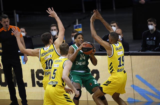 Basketball, Herren, Saison 2020 2021, EuroLeague (17. Spieltag), Alba Berlin - Zalgiris Kaunas, v.l. Tim Schneider (Alba Berlin), Niels Giffey (Alba Berlin), Augustine Rubit (Zalgiris Kaunas), Louis Olinde (Alba Berlin), 29.12. 2020, Copyright: xSebastianxRäppoldx xMatthiasxKox