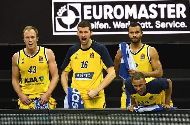 Basketball, Herren, Saison 2020 2021, EuroLeague (17. Spieltag), Alba Berlin - Zalgiris Kaunas, v.l. Luke Sikma (Alba Berlin), Kresimir Nikic (Alba Berlin), Johannes Thiemann (Alba Berlin), Louis Olinde (Alba Berlin), 29.12. 2020, Copyright: xSebastianxRäppoldx xMatthiasxKox