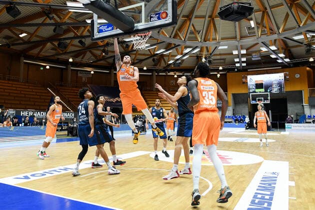 Dylan Osetkowski (Ratiopharm Ulm) am Korb, daneben Jeremy Jones (HAKRO Merlins Crailsheim), Jamuni McNeace (HAKRO Merlins Crailsheim), Aric Holmann (Ratiopharm Ulm), GER, HAKRO Merlins Crailsheim vs. Ratiopharm Ulm, 29.12.2020, 10. Spieltag easycredit Basketball Bundesliga, Spielzeit 2020 2021. GER, HAKRO Merlins Crailsheim vs. Ratiopharm Ulm, 29.12.2020, 10. Spieltag easycredit Basketball Bundesliga, Spielzeit 2020 2021 Crailsheim Copyright: xEibnerxPressefoto MichaelxMemmlerx EP_MMR