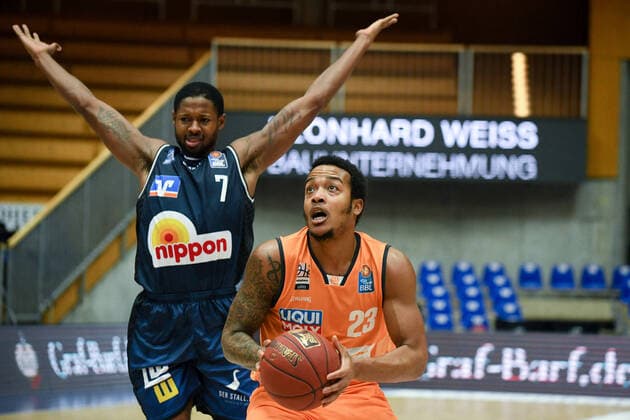 Troy Caupain (Ratiopharm Ulm) am Ball, dahinter Haywood Highsmith (HAKRO Merlins Crailsheim), GER, HAKRO Merlins Crailsheim vs. Ratiopharm Ulm, 29.12.2020, 10. Spieltag easycredit Basketball Bundesliga, Spielzeit 2020 2021. GER, HAKRO Merlins Crailsheim vs. Ratiopharm Ulm, 29.12.2020, 10. Spieltag easycredit Basketball Bundesliga, Spielzeit 2020 2021 Crailsheim Copyright: xEibnerxPressefoto MichaelxMemmlerx EP_MMR