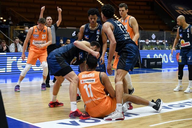 Isaiah Wilkins (Ratiopharm Ulm) am Boden, Trae Bell-Haynes (HAKRO Merlins Crailsheim), Jamuni McNeace (HAKRO Merlins Crailsheim), Radii Caisin (HAKRO Merlins Crailsheim) stehen daneben, GER, HAKRO Merlins Crailsheim vs. Ratiopharm Ulm, 29.12.2020, 10. Spieltag easycredit Basketball Bundesliga, Spielzeit 2020 2021. GER, HAKRO Merlins Crailsheim vs. Ratiopharm Ulm, 29.12.2020, 10. Spieltag easycredit Basketball Bundesliga, Spielzeit 2020 2021 Crailsheim Copyright: xEibnerxPressefoto MichaelxMemmlerx EP_MMR