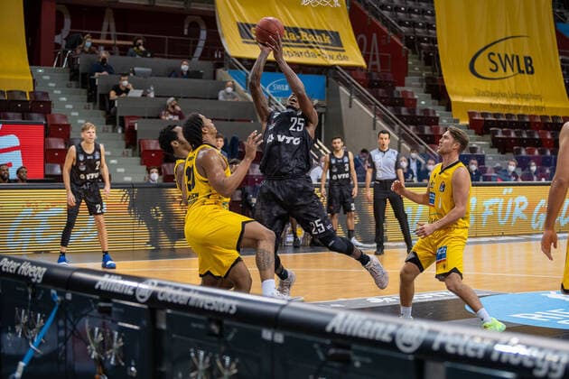 Jordan Swing (Hamburg Towers 2) Barry Brown Jr (MHP Riesen Ludwigsburg, 5) Desi Rodriguez (MHP Riesen Ludwigsburg, 20) Terry Allen (Hamburg Towers, 25), (Hamburg Towers, 3) Jordan Hulls (MHP Riesen, 1)¨¨¨MHP Riesen Ludwigsburg vs. Hamburg Towers, Basketball, Bundesliga, easy credit BBL, Spieltag 11, Spielzeit 2020 2021, 29.12.2020, ¨¨ MHP Riesen Ludwigsburg vs. Hamburg Towers, Basketball, Bundesliga, easy credit BBL, Spieltag 11, Spielzeit 2020 2021, 29.12.2020 Ludwigsburg Copyright: xNinaxSander xEibnerxPressefotoxIx EP_NSR
