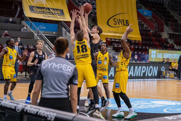 Jaleen Smith (MHP Riesen Ludwigsburg, 3) Jordan Swing (Hamburg Towers, 2) Jonas Wohlfahrt-Bottermann (MHP Riesen Ludwigsburg, 18) Maik Kotsar (Hamburg Towers, 11) Barry Brown Jr (MHP Riesen Ludwigsburg, 5) Yorman Polas Bartolo (MHP Riesen Ludwigsburg, 13) ¨¨¨MHP Riesen Ludwigsburg vs. Hamburg Towers, Basketball, Bundesliga, easy credit BBL, Spieltag 11, Spielzeit 2020 2021, 29.12.2020, ¨¨ MHP Riesen Ludwigsburg vs. Hamburg Towers, Basketball, Bundesliga, easy credit BBL, Spieltag 11, Spielzeit 2020 2021, 29.12.2020 Ludwigsburg Copyright: xNinaxSander xEibnerxPressefotoxIx EP_NSR