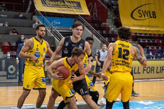 Elias Harris (MHP Riesen Ludwigsburg, 8) Maik Kotsar (Hamburg Towers, 11) Yorman Polas Bartolo (MHP Riesen, 13) Jordan Hulls (MHP Riesen Ludwigsburg, 1) Jonah Radebaugh, 12) ¨¨¨MHP Riesen Ludwigsburg vs. Hamburg Towers, Basketball, Bundesliga, easy credit BBL, Spieltag 11, Spielzeit 2020 2021, 29.12.2020, ¨¨ MHP Riesen Ludwigsburg vs. Hamburg Towers, Basketball, Bundesliga, easy credit BBL, Spieltag 11, Spielzeit 2020 2021, 29.12.2020 Ludwigsburg Copyright: xNinaxSander xEibnerxPressefotoxIx EP_NSR