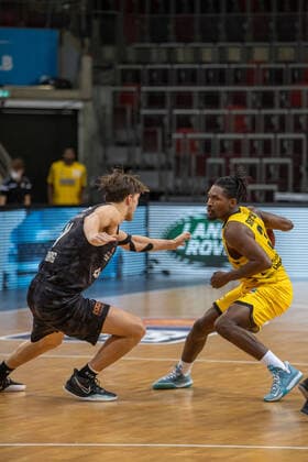 Maik Kotsar (Hamburg Towers, 11) Jaleen Smith (MHP Riesen Ludwigsburg, 3)¨¨¨MHP Riesen Ludwigsburg vs. Hamburg Towers, Basketball, Bundesliga, easy credit BBL, Spieltag 11, Spielzeit 2020 2021, 29.12.2020, ¨¨ MHP Riesen Ludwigsburg vs. Hamburg Towers, Basketball, Bundesliga, easy credit BBL, Spieltag 11, Spielzeit 2020 2021, 29.12.2020 Ludwigsburg Copyright: xNinaxSander xEibnerxPressefotoxIx EP_NSR
