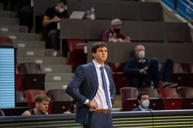 Jordan Swing (Hamburg Towers, 2) Pedro Calles (Hamburg Towers, Head Coach)¨¨¨MHP Riesen Ludwigsburg vs. Hamburg Towers, Basketball, Bundesliga, easy credit BBL, Spieltag 11, Spielzeit 2020 2021, 29.12.2020, ¨¨ MHP Riesen Ludwigsburg vs. Hamburg Towers, Basketball, Bundesliga, easy credit BBL, Spieltag 11, Spielzeit 2020 2021, 29.12.2020 Ludwigsburg Copyright: xNinaxSander xEibnerxPressefotoxIx EP_NSR