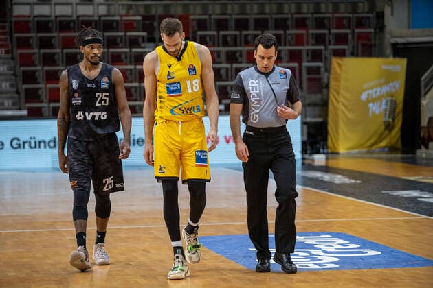 Terry Allen (Hamburg Towers, 25), Jonas Wohlfahrt-Bottermann (MHP Riesen Ludwigsburg, 18) Referee ¨¨¨MHP Riesen Ludwigsburg vs. Hamburg Towers, Basketball, Bundesliga, easy credit BBL, Spieltag 11, Spielzeit 2020 2021, 29.12.2020, ¨¨ MHP Riesen Ludwigsburg vs. Hamburg Towers, Basketball, Bundesliga, easy credit BBL, Spieltag 11, Spielzeit 2020 2021, 29.12.2020 Ludwigsburg Copyright: xNinaxSander xEibnerxPressefotoxIx EP_NSR