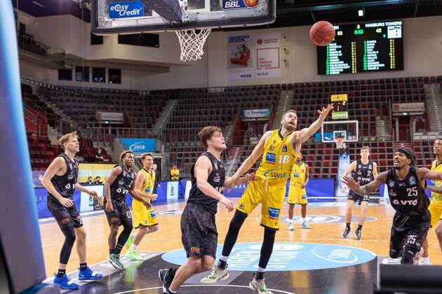 Jordan Swing (Hamburg Towers, 2) TJ Shorts (Hamburg Towers, 0) Jordan Hulls (MHP Riesen Ludwigsburg, 1), Maik Kotsar (Hamburg Towers, 11), Jonas Wohlfahrt-Bottermann (MHP Riesen Ludwigsburg, 18) Jaleen Smith (MHP Riesen Ludwigsburg, 3) Justus Hollatz (Hamburg Towers, 21) Terry Allen (Hamburg Towers, 25)¨¨¨MHP Riesen Ludwigsburg vs. Hamburg Towers, Basketball, Bundesliga, easy credit BBL, Spieltag 11, Spielzeit 2020 2021, 29.12.2020, ¨¨ MHP Riesen Ludwigsburg vs. Hamburg Towers, Basketball, Bundesliga, easy credit BBL, Spieltag 11, Spielzeit 2020 2021, 29.12.2020 Ludwigsburg Copyright: xNinaxSander xEibnerxPressefotoxIx EP_NSR