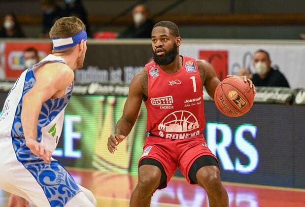 Jonathan Stark 10. Spieltag, Basketball Bundesliga, Basketball Saison 2020 2021, Deutschland, easyCredit BBL, Germany, Giessen 46ers, giessen rot, Herren, Jobstairs GIESSEN 46ers - Fraport Skyliners, Männer, frankfurt weiß