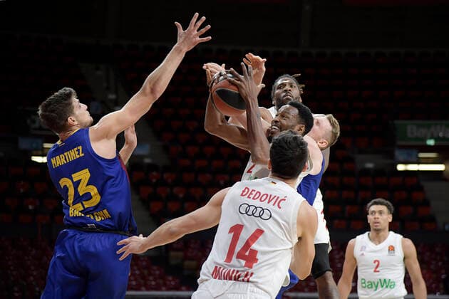 30.12.2020, xemx, Basketball EuroLeague, FC Bayern Muenchen - FC Barcelona, Barca emspor, v.l. Sergi Martinez (FC Barcelona), Nihad Dedovic (FC Bayern Basketball), Ja Juan Johnson (FC Bayern Basketball) und Jalen Reynolds (FC Bayern Basketball) Zweikampf, Duell, Kampf, tackle Muenchen