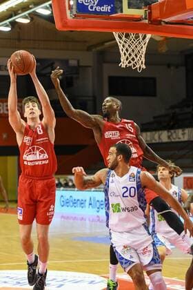 Alen Pjanic, Rasheed Moore, Brandon Bowman, 10. Spieltag, Basketball Bundesliga, Basketball Saison 2020 2021, Deutschland, easyCredit BBL, Germany, Giessen 46ers, giessen rot, Herren, Jobstairs GIESSEN 46ers - Fraport Skyliners, Männer, frankfurt weiß