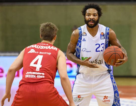 Bjarne Kraushaar, Quantez Robertson 10. Spieltag, Basketball Bundesliga, Basketball Saison 2020 2021, Deutschland, easyCredit BBL, Germany, Giessen 46ers, giessen rot, Herren, Jobstairs GIESSEN 46ers - Fraport Skyliners, Männer, frankfurt weiß