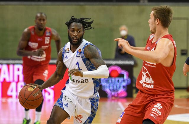 Konstantin Konga, Bjarne Kraushaar 10. Spieltag, Basketball Bundesliga, Basketball Saison 2020 2021, Deutschland, easyCredit BBL, Germany, Giessen 46ers, giessen rot, Herren, Jobstairs GIESSEN 46ers - Fraport Skyliners, Männer, frankfurt weiß