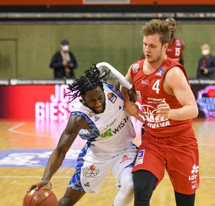 Konstantin Konga, Bjarne Kraushaar 10. Spieltag, Basketball Bundesliga, Basketball Saison 2020 2021, Deutschland, easyCredit BBL, Germany, Giessen 46ers, giessen rot, Herren, Jobstairs GIESSEN 46ers - Fraport Skyliners, Männer, frankfurt weiß