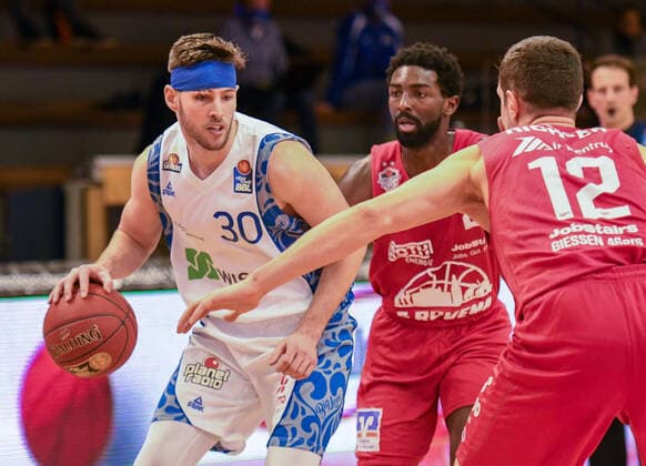 Jon Axel Gudmundsson, Isaac Hamilton 10. Spieltag, Basketball Bundesliga, Basketball Saison 2020 2021, Deutschland, easyCredit BBL, Germany, Giessen 46ers, giessen rot, Herren, Jobstairs GIESSEN 46ers - Fraport Skyliners, Männer, frankfurt weiß