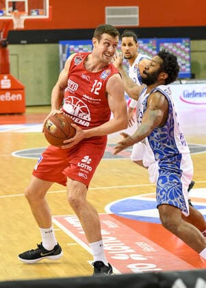 Johannes Richter, Quantez Robertson 10. Spieltag, Basketball Bundesliga, Basketball Saison 2020 2021, Deutschland, easyCredit BBL, Germany, Giessen 46ers, giessen rot, Herren, Jobstairs GIESSEN 46ers - Fraport Skyliners, Männer, frankfurt weiß