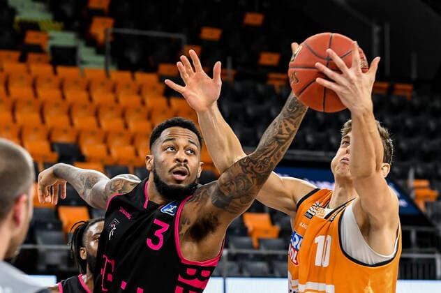 GER, BBL, ratiopharm ulm vs Telekom Baskets Bonn 02.01.2021, ratiopharm arena, Neu-Ulm, GER, BBL, ratiopharm ulm vs Telekom Baskets Bonn, im Bild James Thompson (Bonn, 3), Christoph Philipps (Ulm, 10)