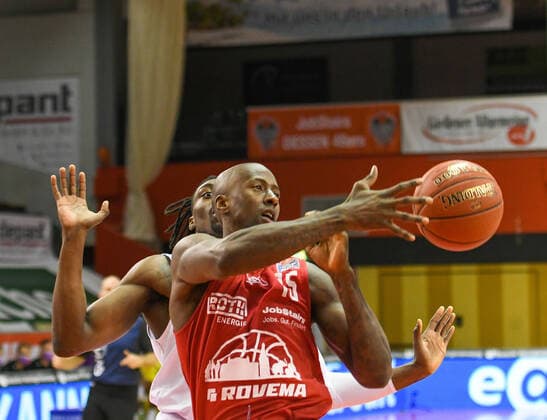 Brandon Bowman 11. Spieltag, Basketball Bundesliga, Basketball Saison 2020 2021, Deutschland, easyCredit BBL, frankfurt, Germany, Giessen 46ers, giessen rot, Herren, Jobstairs GIESSEN 46ers - BG Göttingen Männer, Göttingen weiß
