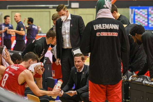 Rolf Scholz während der Auszeit 11. Spieltag, Basketball Bundesliga, Basketball Saison 2020 2021, Deutschland, easyCredit BBL, frankfurt, Germany, Giessen 46ers, giessen rot, Herren, Jobstairs GIESSEN 46ers - BG Göttingen Männer, Göttingen weiß